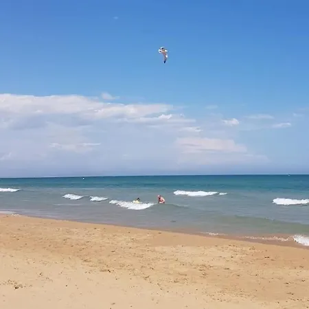 Apartment Near Beach, 3 Bedrooms, Garage
